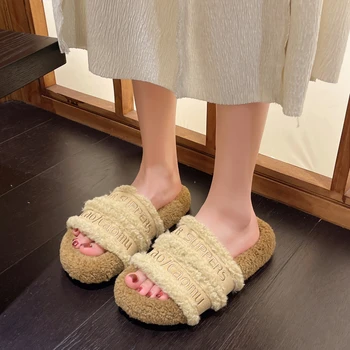 Kadın Terlik Yeni Sandalet Çok Yönlü düz ayakkabı Moda Yüksek Topuklu Kaymaz Kaliteli Sıcak Kış Ev Peluş Terlik